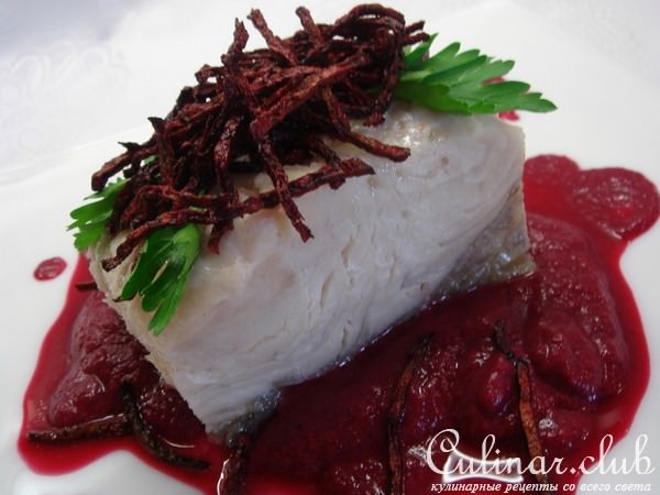 Белая рыба с соусом из свеклы и чипсами.