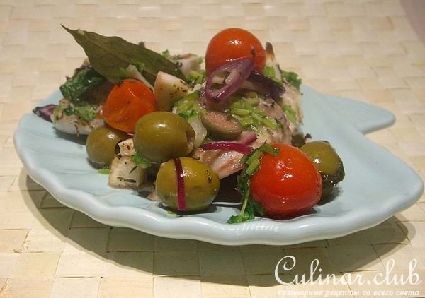 рыба, запеченная с томатами-черри, оливками и зеленью