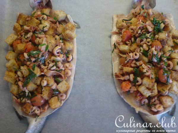 Форель речная,фаршированная крабиками,крутонами и помидорками-черри