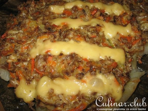 Рыба запеченная под грибным соусом.