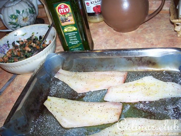 Морской окунь,запеченный с теплой томатно-оливковой сальсой