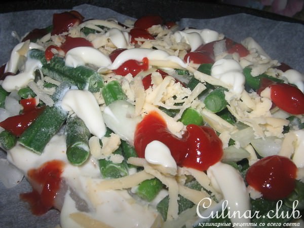 Рыба запеченная со стручковой фасолью.