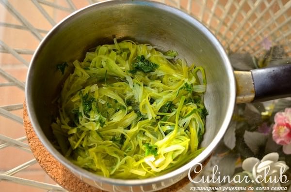 Форель томленая в оливковом масле с конфи и жульеном из лука-порея