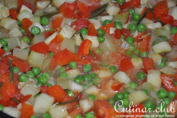 Жареный сибас и овощное рагу с розмарином.