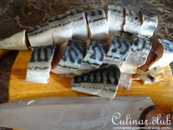 Скумбрия, запеченная с кабачками