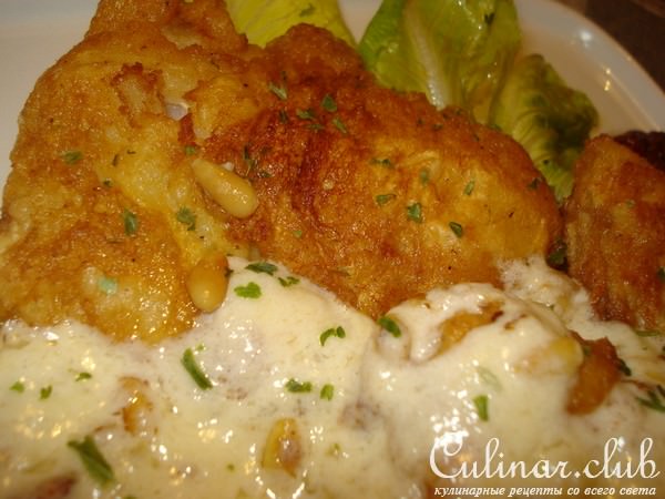 Рыба с сырным соусом и кедровыми орешками