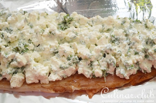 Лосось фаршированный адыгейским сыром.