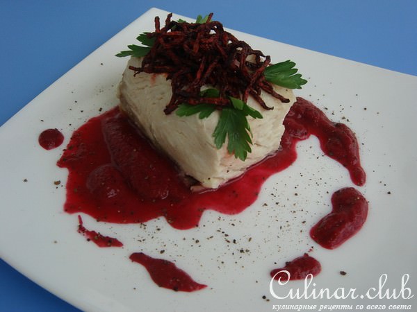 Белая рыба с соусом из свеклы и чипсами.