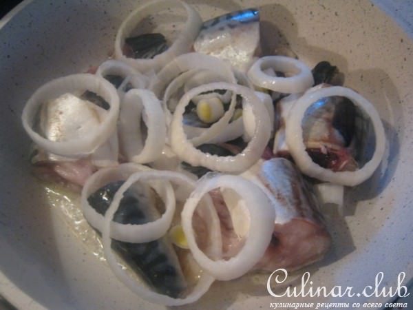Скумбрия в сотейнике с куркумой и мускатным орехом