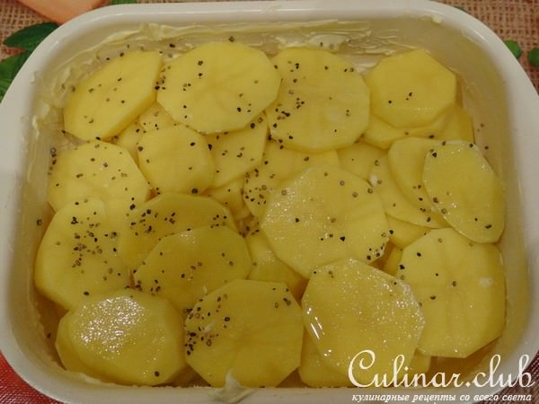 Запеченая рыба на подушке из картофеля и баклажана