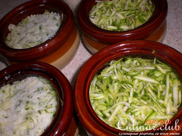 Рыба в горшочке с овощами,яйцом и сыром