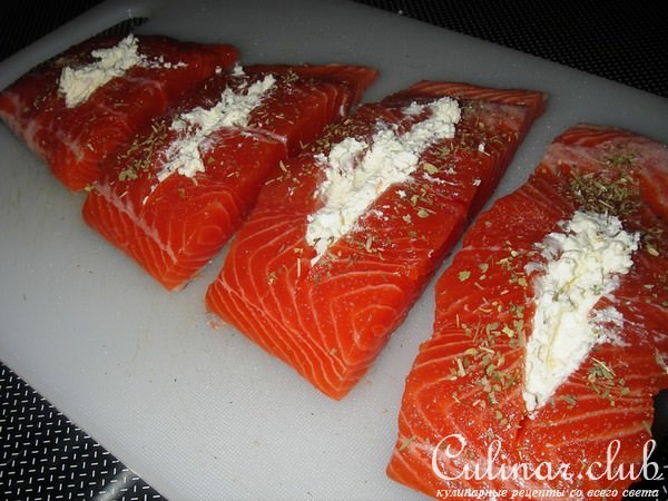 Форель запеченная со шпинатом и сливочным сыром
