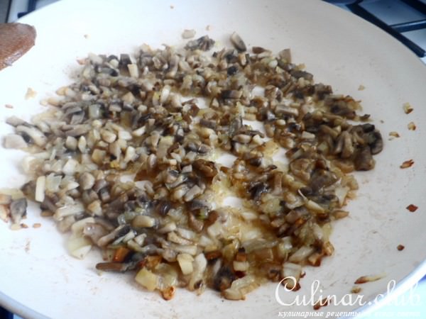 Рыбные палочки с картофелем и грибами.