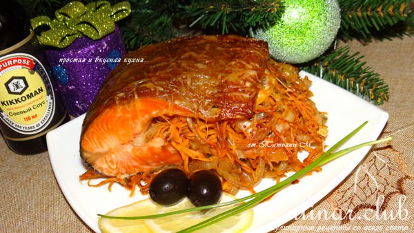 Форель, запеченная на морковно-луковой подушке