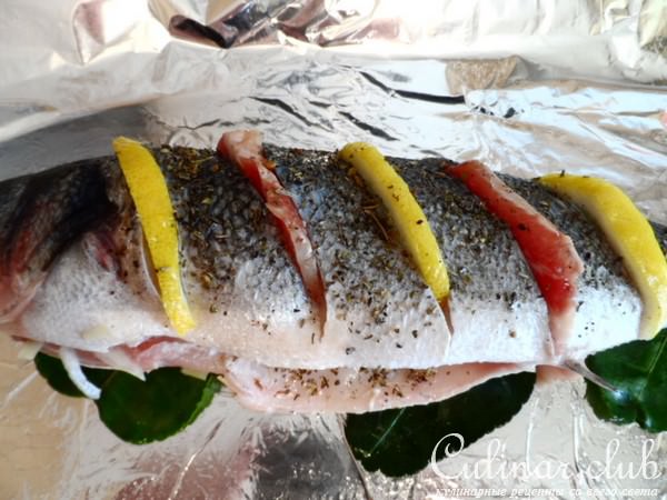 Сибас с лемонграссом,прованскми травами,листьями лайма и беконом.