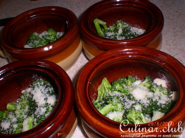 Рыба в горшочке с овощами,яйцом и сыром