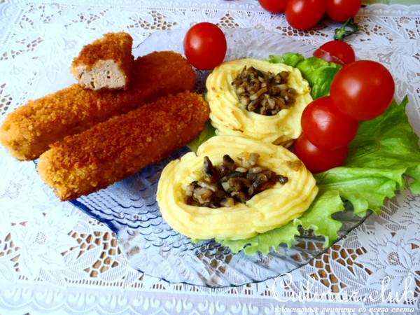 Рыбные палочки с картофелем и грибами.
