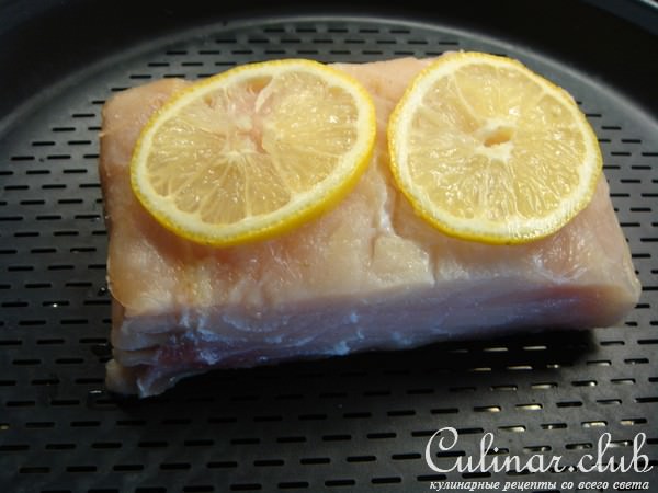 Белая рыба с соусом из свеклы и чипсами.