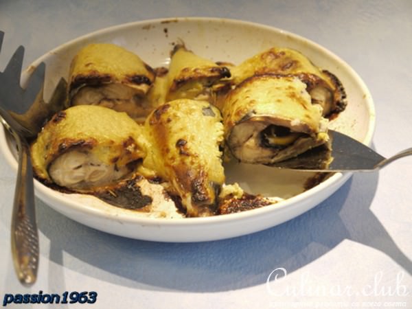 Запеченная под йогуртовым соусом лимонно-розмариновая скумбрия