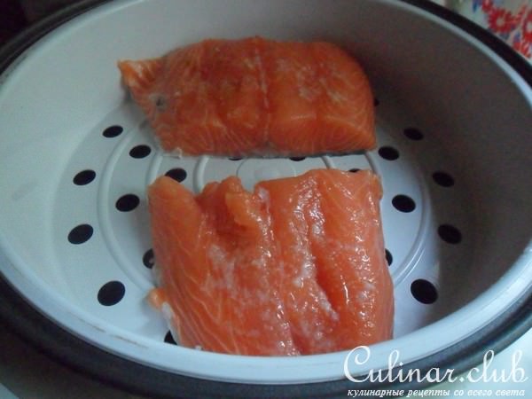 Лосось с пикантными овощами на пару (готовим в мультиварке)