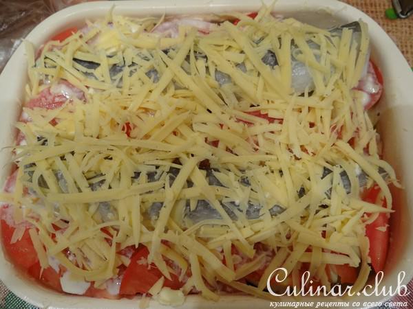 Запеченая рыба на подушке из картофеля и баклажана