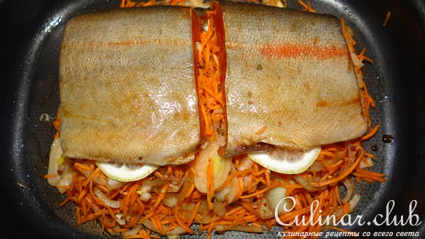 Форель, запеченная на морковно-луковой подушке