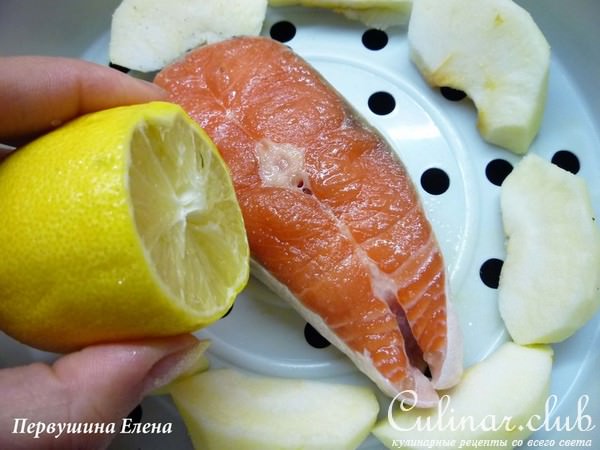 Паровая форель с яблоками