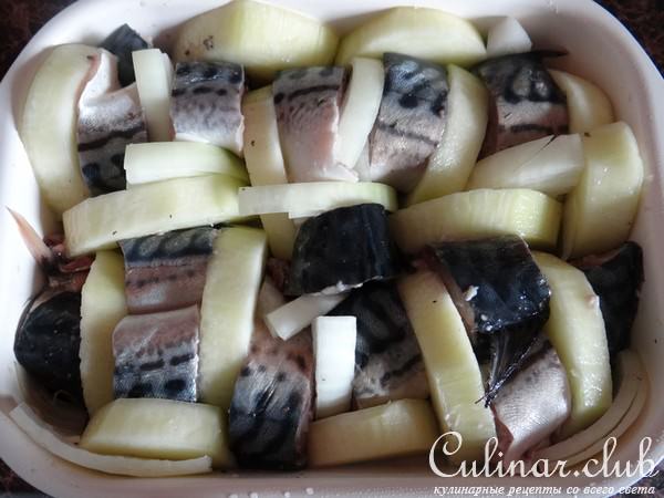 Скумбрия, запеченная с кабачками