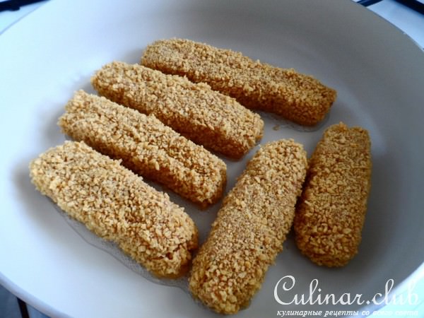 Рыбные палочки с картофелем и грибами.