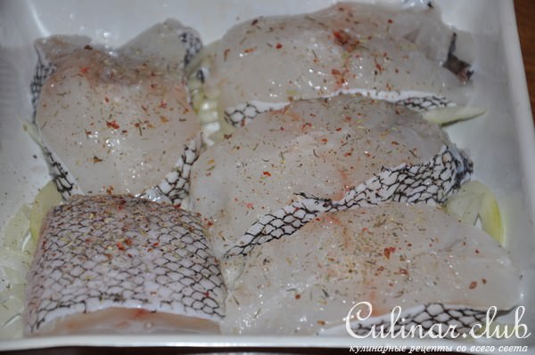 Макрурус под йогуртом с овощами