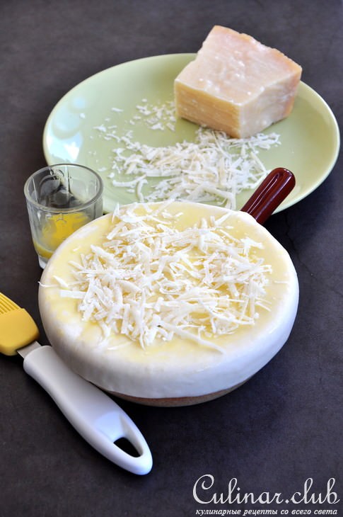 Порционный пирог из семги, грибов и риса в сковороде