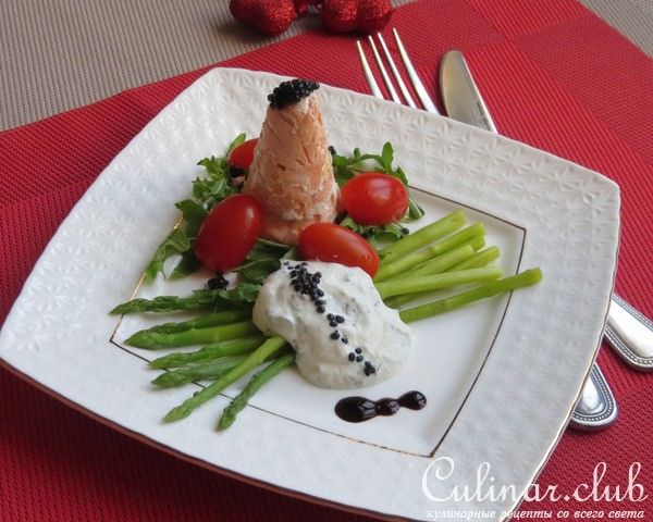 Форель с яйцом, приготовленная на пару, с овощами и соусом