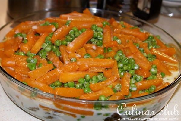 Форель запеченная под шубой из грибов , тыквы и горошка