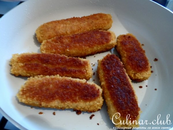 Рыбные палочки с картофелем и грибами.