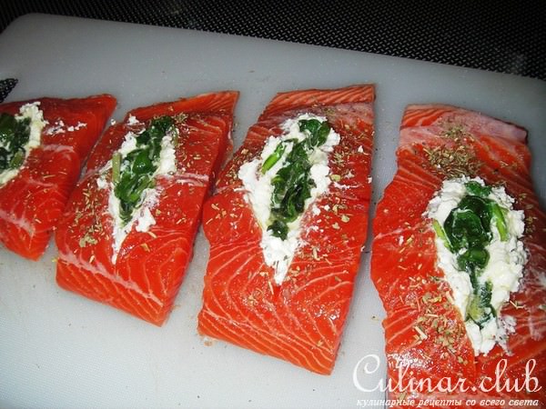 Форель запеченная со шпинатом и сливочным сыром