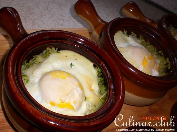 Рыба в горшочке с овощами,яйцом и сыром
