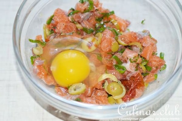 Котлеты из форели с оливками и вялеными томатами в духовке.