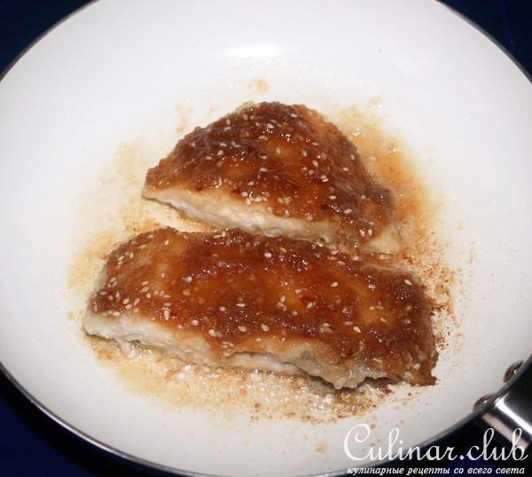 Камбала жареная по-корейски с рисом и овощами на гарнир