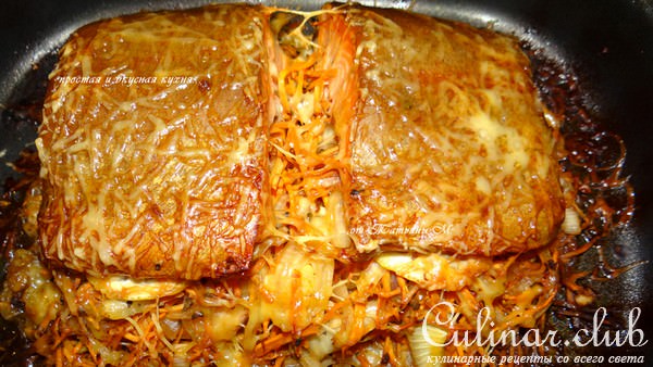 Форель, запеченная на морковно-луковой подушке