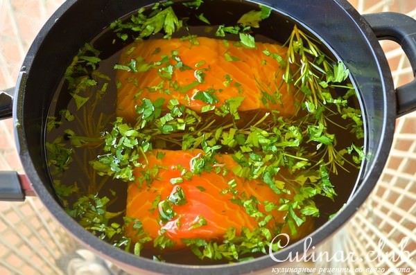 Форель томленая в оливковом масле с конфи и жульеном из лука-порея