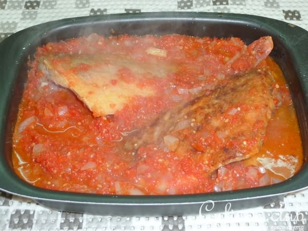 Морской окунь с овощами в Критском стиле