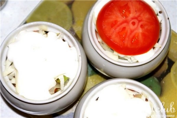 Куриная печень с овощами в горшочках