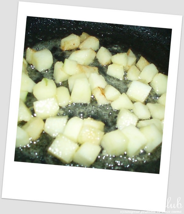 Куриные печеночки с яблоками
