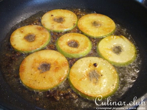 Куриная печень с карамелизованными яблоками, сельдереем и луком