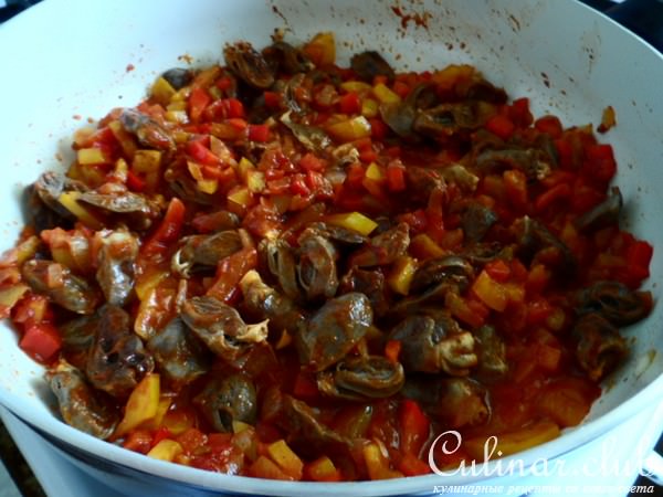 Рис с куриными сердечками и овощами.