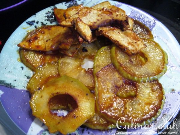 Куриная печень с карамелизованными яблоками, сельдереем и луком