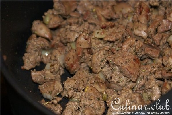 Куриная печень с овощами в горшочках