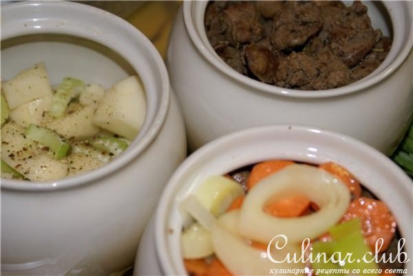 Куриная печень с овощами в горшочках
