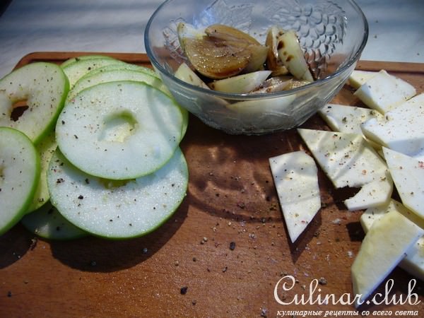 Куриная печень с карамелизованными яблоками, сельдереем и луком