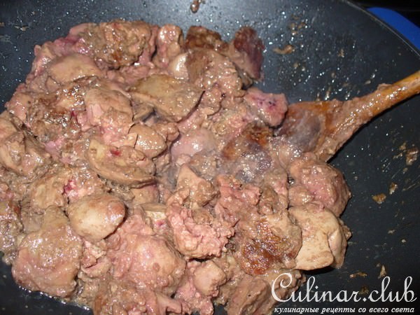 Печень индюшки и курицы в луково-винном соусе